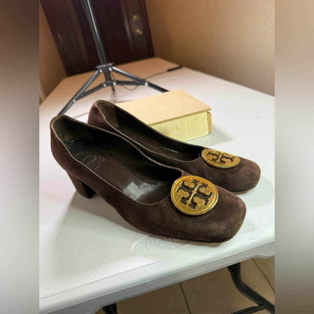 TORY BURCH Amy brown suede gold enamel logo detail low heel pumps shoes size 9.5 - Picture 1 of 12
